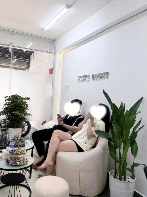 Phòng chờ tại Hannie Beauty với logo trên tường